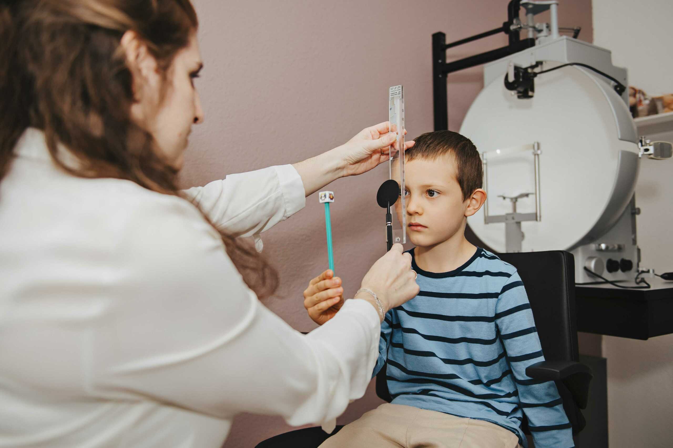 Orthoptistin untersucht ein Kind in der Sehschule der Augenarztpraxis Vlachos